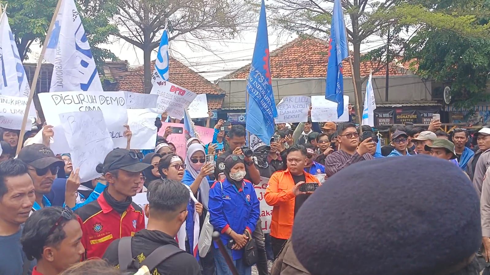 Tuntut Lowongan Kerja Pria, Buruh di Brebes Geruduk Gedung DPRD