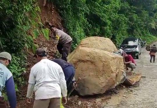 Longsor, Batu Sebesar Kerbau Tutup Akses Jalan di Pekalongan, Warga dan Polisi Evakuasi dengan Alat Seadanya
