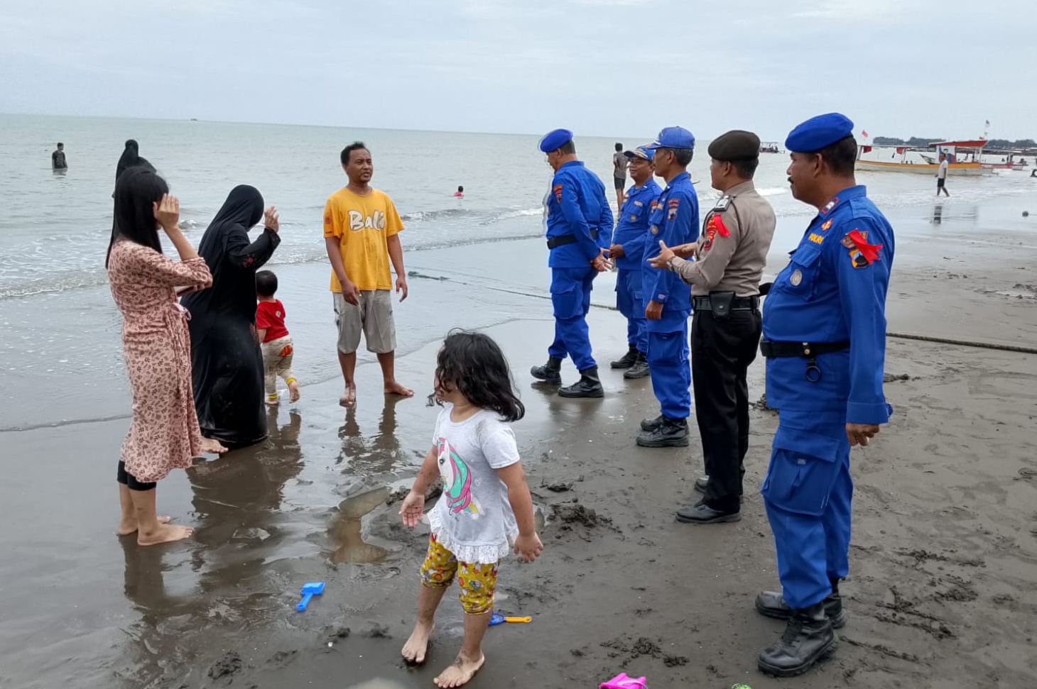 Obyek Wisata Pantai di Tegal Dipadati Pengunjung, Polisi Lakukan Hal Ini