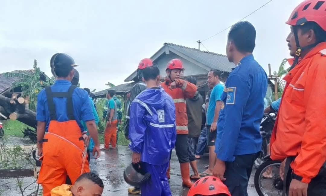 Angin Kencang Sapu Brebes, Belasan Rumah Rusak Parah