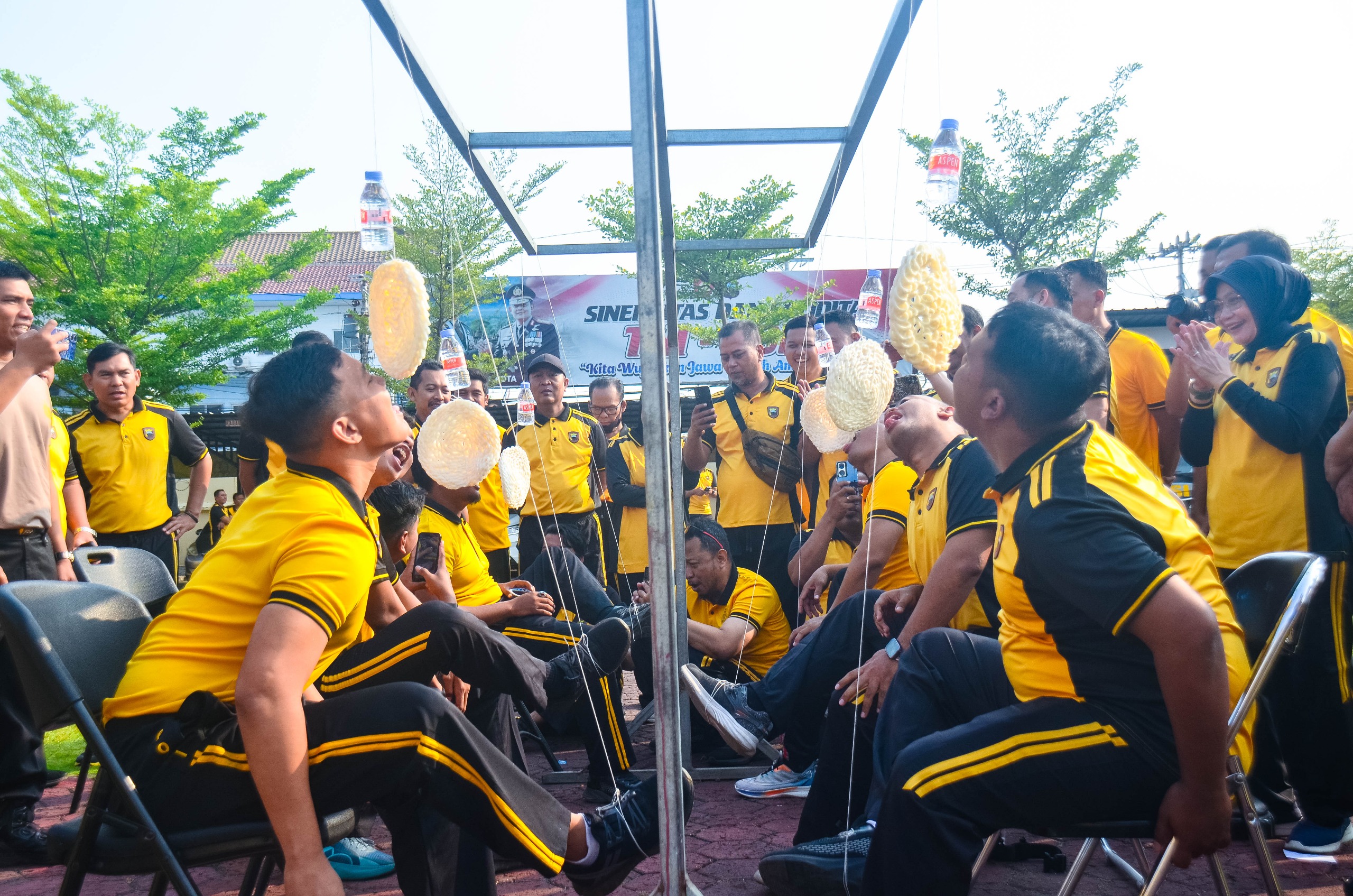 Lepas Seragam Dinas, Polisi di Tegal Ikuti Lomba HUT RI ke-81