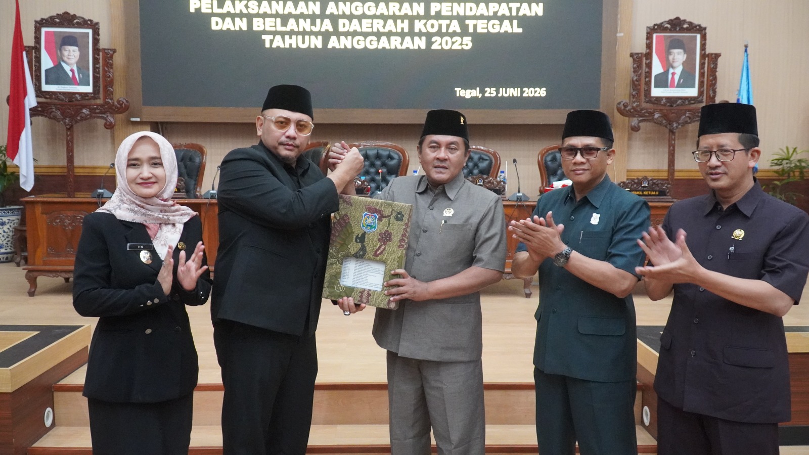 Pertahankan Opini WTP, Wali Kota Tegal Serahkan Raperda APBD 2025 ke DPRD