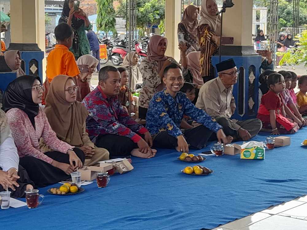 Kepala Desa di Pemalang Terkesan Penampilan Siswa TKa TK Pertiwi Kelangdepok