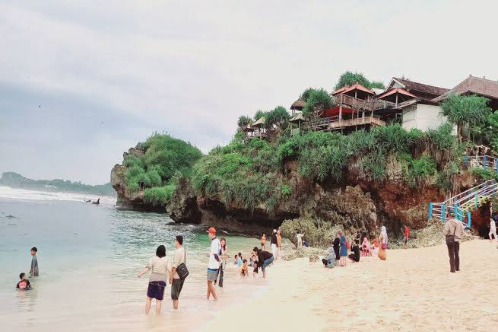3 Pantai Pasir Putih Dekat Klaten dengan Pemandangan Alam yang Bikin Terpana