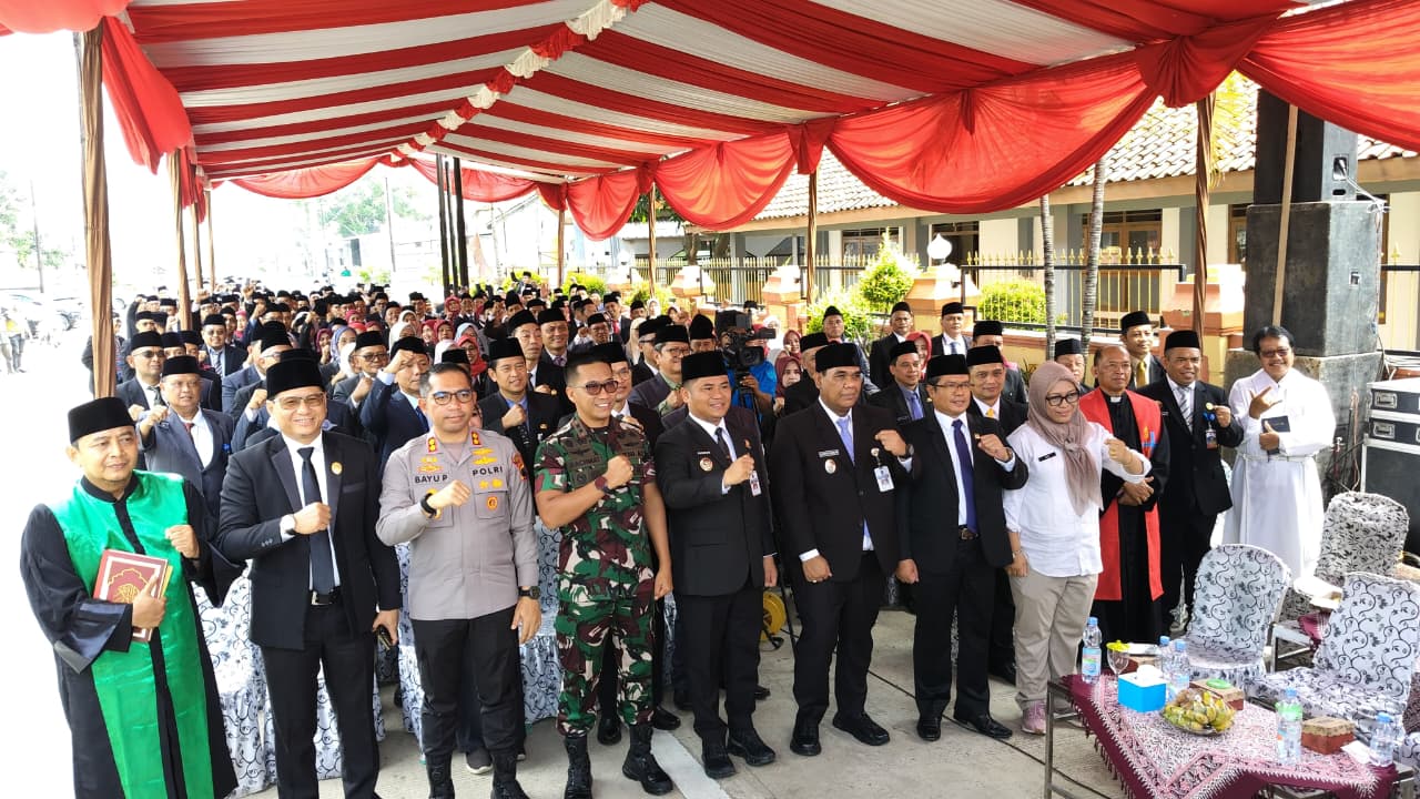 448 Pejabat Pemkab Tegal Dilantik di Tepi Jalan, Bupati Ischak Beri Pesan Keras