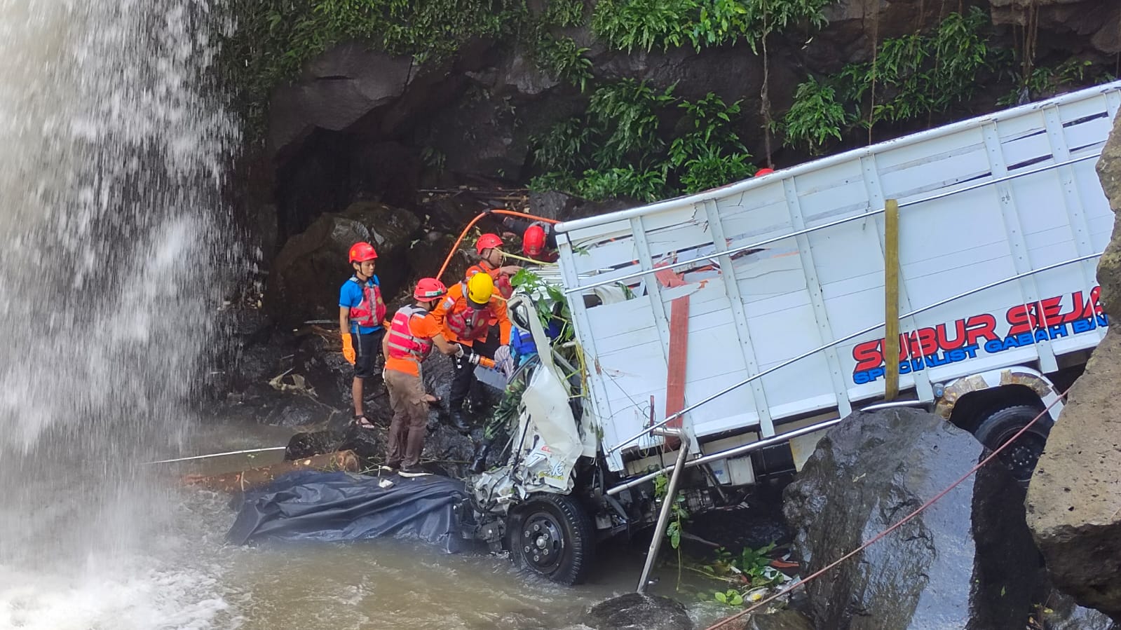 Kecelakaan dan Terjatuh ke Sungai Datar Banyumas, Sopir Truk Alami Nasib Tragis