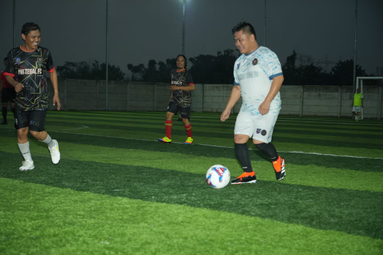 Tim Bupati Tegal dan Wartawan Adu Skill di Pertandingan Mini Soccer, Ini Hasilnya