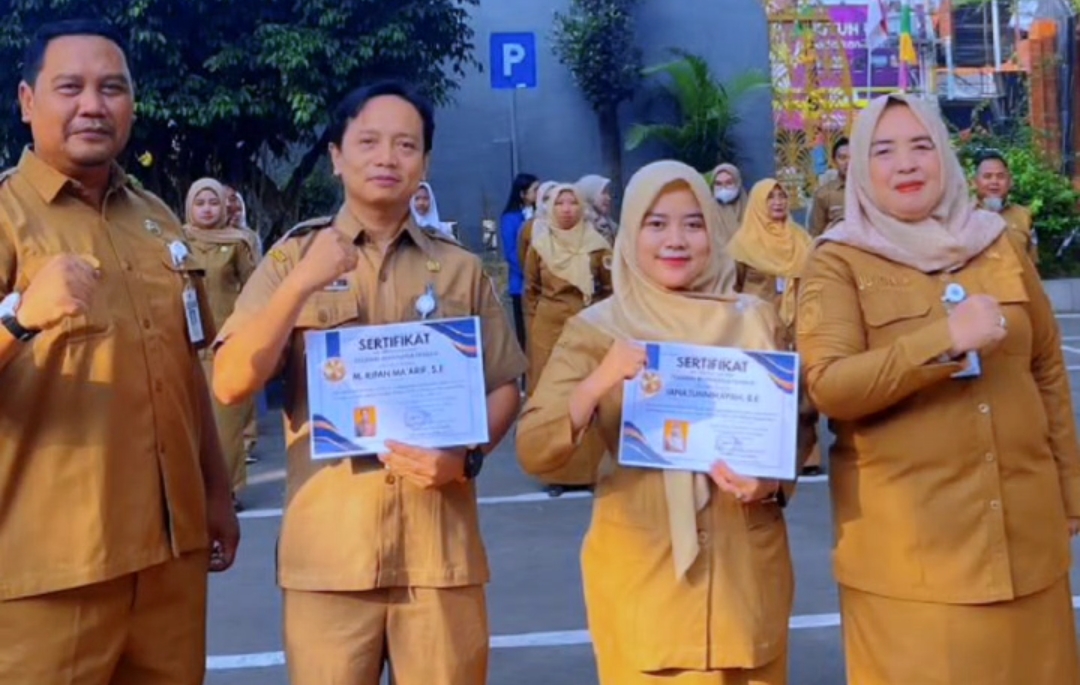 Kepala DPMPTSP Beri Apresiasi Dua Pegawai Berkinerja Terbaik