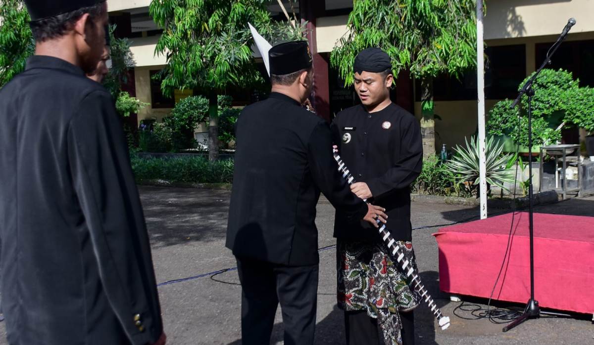 Jelang Kirab Budaya HUT ke-425 Kabuoaten Tegal, Bupati Tegal Serahkan Tombak Kyai Plered 