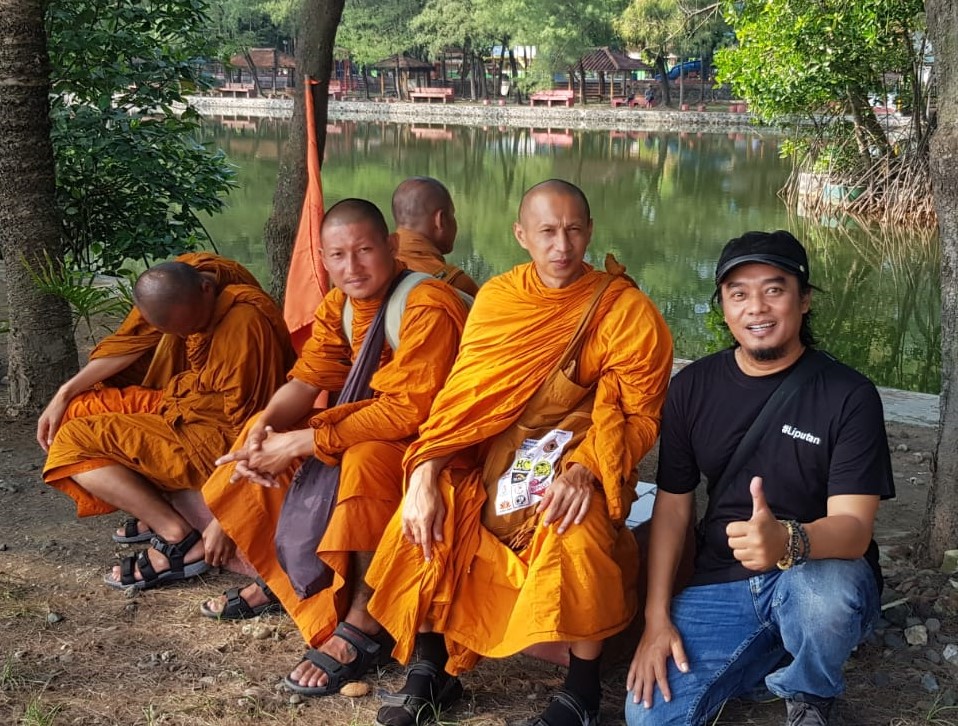 Biksu Thailand Jalan Kaki Sejak Maret, Ternyata Ini Rahasia Kekuatannya