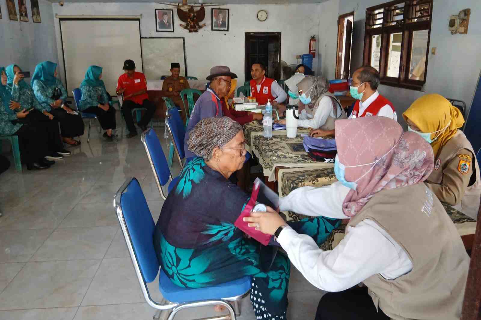 Korban Banjir Rob di Ulujami Pemalang Dapat Bantuan dari PMI IDI dan PKK