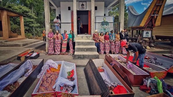 Mengenal Tradisi Ma'nene, Ritual Bersihkan Jenazah Leluhur yang Hanya Ada di Daerah Ini