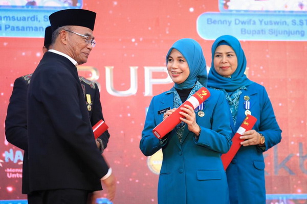 Gegara Stunting, Istri Gubernur Jateng Siti Atikoh Diganjar Penghargaan BKKBN 