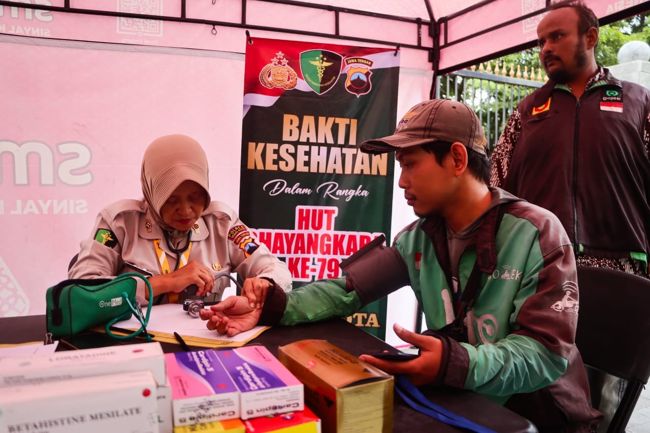 Edukasi Pola Hidup Sehat, Polisi Cek Kesehatan Pengemudi Ojol di Tegal Secara Gratis
