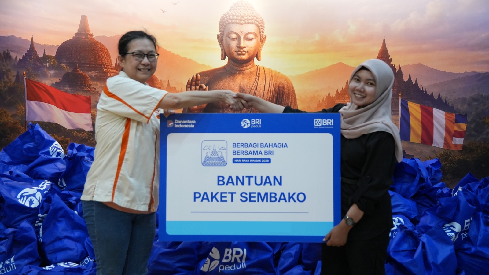 BRI Salurkan Bantuan 1.000 Paket Sembako bagi Umat Buddha