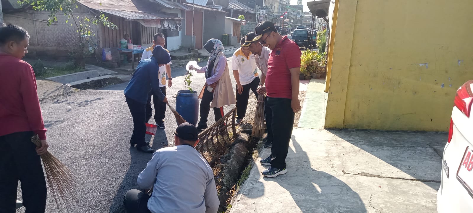 Jumat Bersih Kecamatan Belik Bersihkan Jalan Lingkar Barat