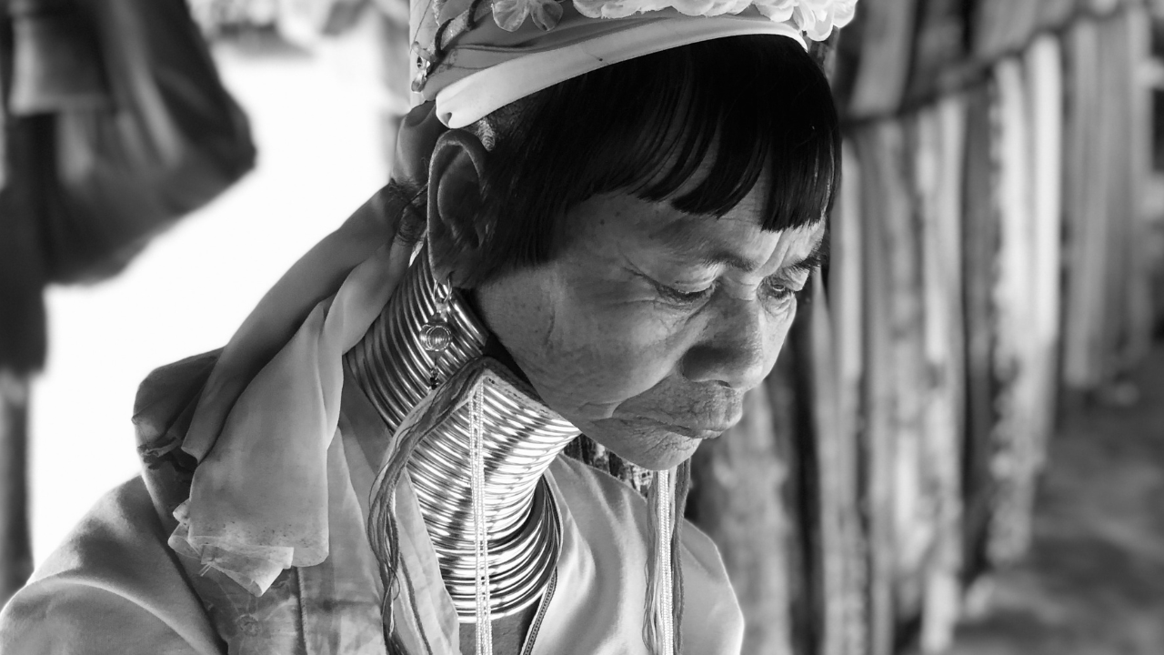 Kebiasaan Unik Memanjangkan Leher oleh Suku Karen di Thailand