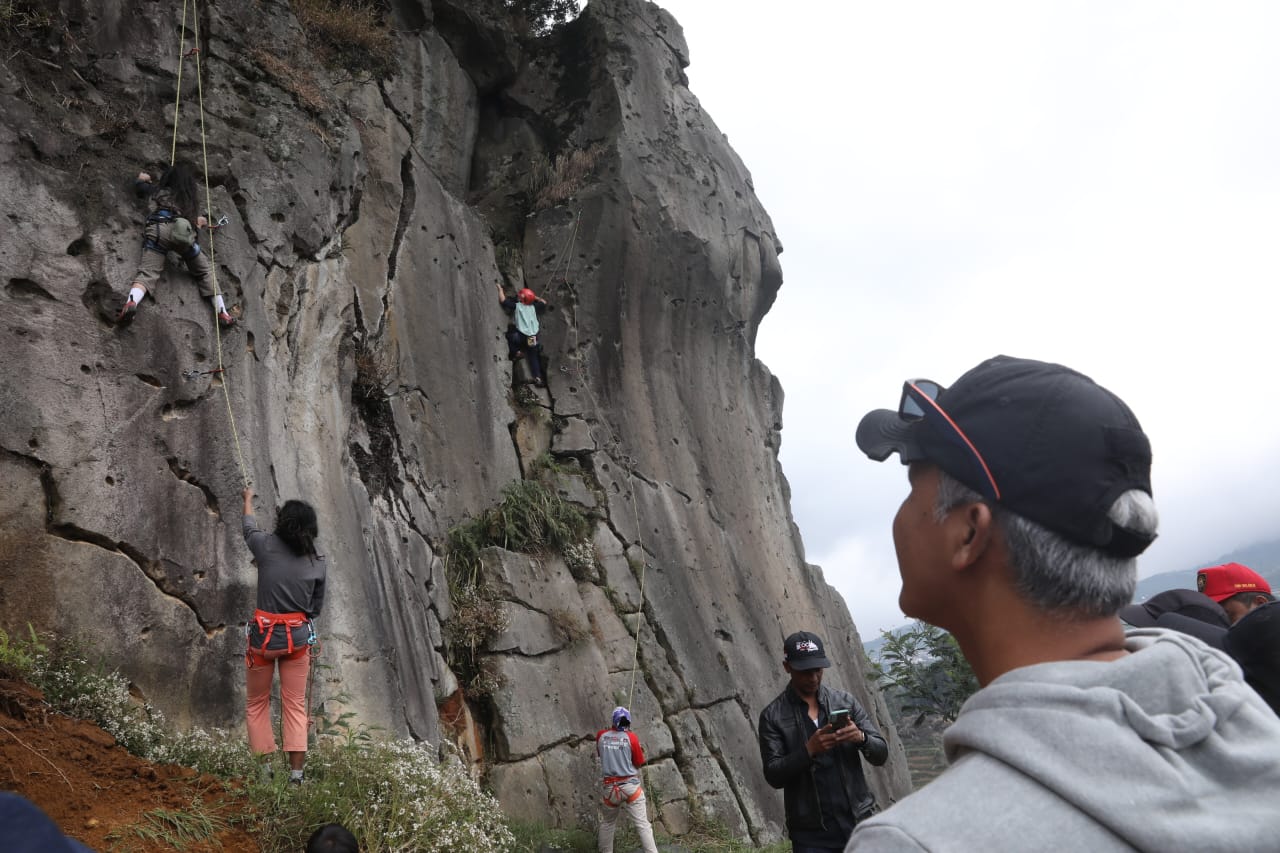 Terpukau Kawasan Tebing Watu Gribig di Wonosobo, Ganjar Pamer Lokasi Sport Tourism Favorit di Jateng