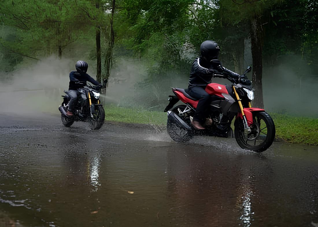 Hindari Kecelakaan, Bikers Harus Pahami Kondisi Jalan Setelah Hujan Deras