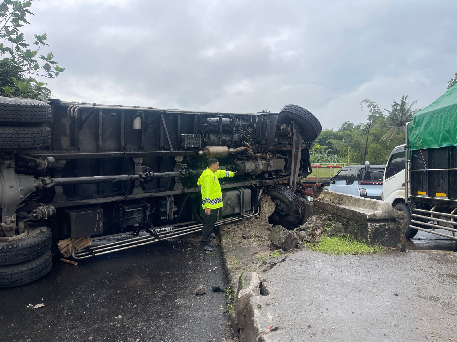 Hindari Motor, Truk Tronton Terguling di Jalan Nasional Batang: Satu Warga Meninggal Dunia