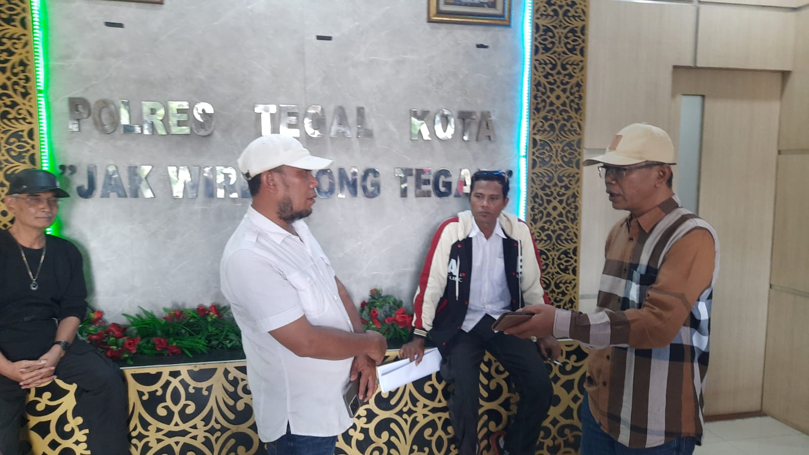 Dorong Polisi Tindaklanjuti Kasus Haji Ilegal, Warga di Tegal Datangi Polres