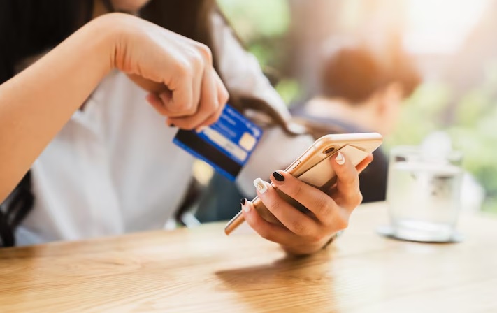 Pilih Kartu Kredit atau Paylater Buat Belanja? Begini Cara Menentukannya