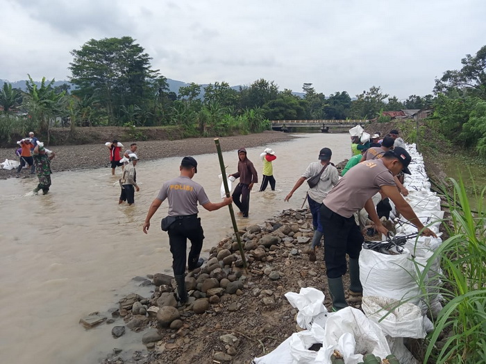 Antisipasi Meluap, TNI-Polri dan Warga Penujah Buat Tanggul Sungai Menyawak Tegal