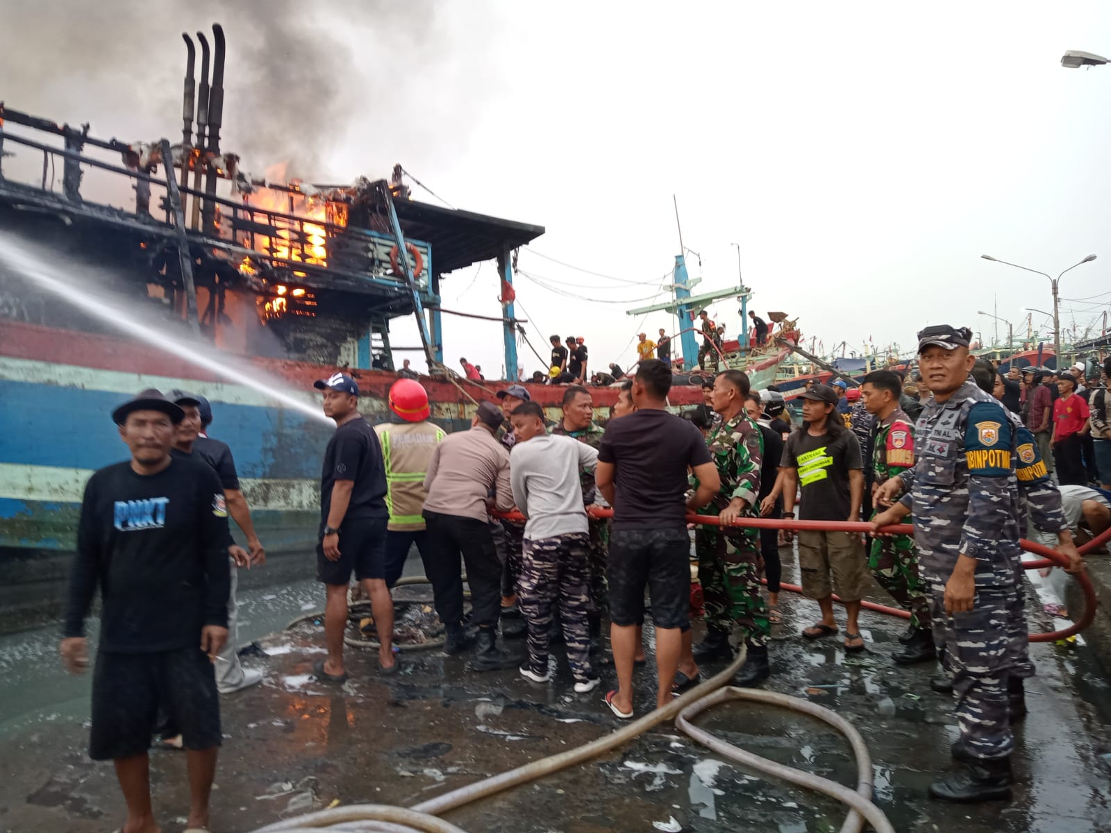 Kebakaran Kapal di Pelabuhan Jongor Tegal, Seorang Dilarikan ke Rumah Sakit