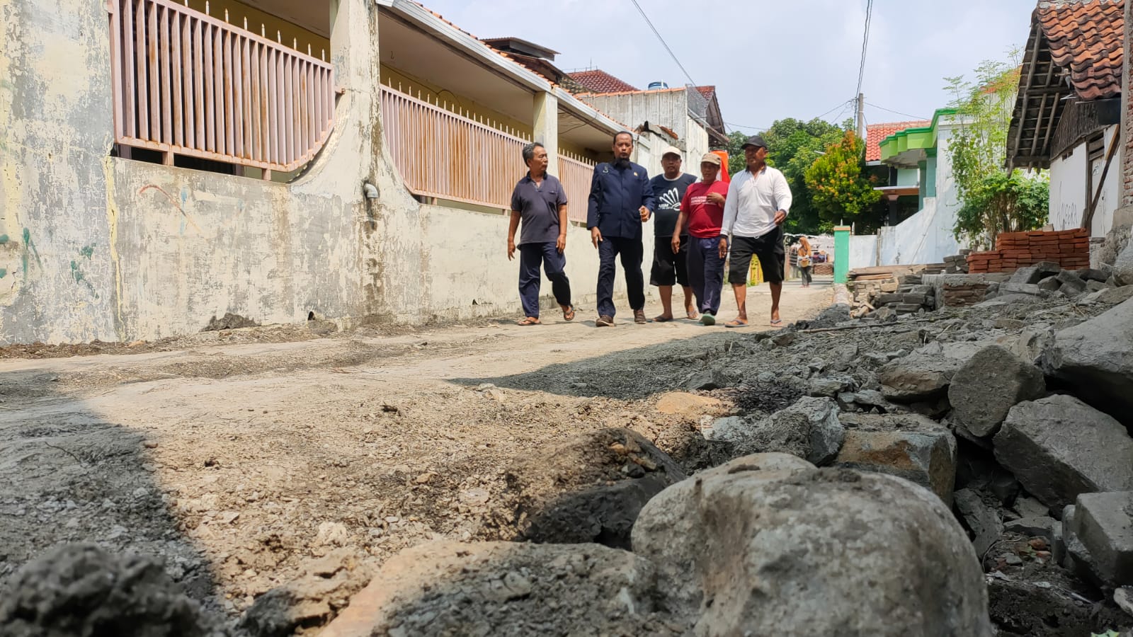 Warga Perbaiki Jalan Secara Swadaya, Anggota DPRD Kota Tegal Bilang Begini