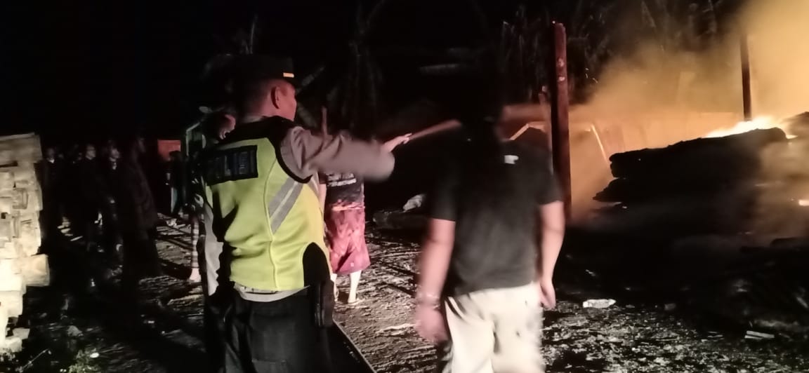 Polisi Selidiki Peyebab Kebakaran Gudang Kayu di Paguyangan Brebes
