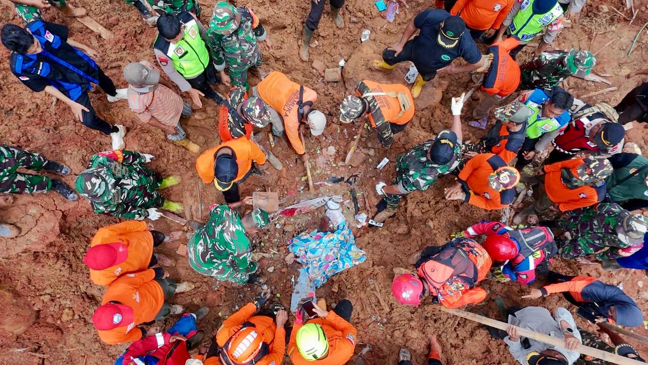 Hari Ketiga Pencarian, Tim Temukan 6 Korban Longsor di Cilacap