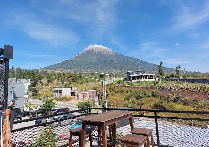 Ngopi di Lereng Gunung Sindoro, 4 Spot dengan View Menakjubkan yang Bikin Lupa Pulang
