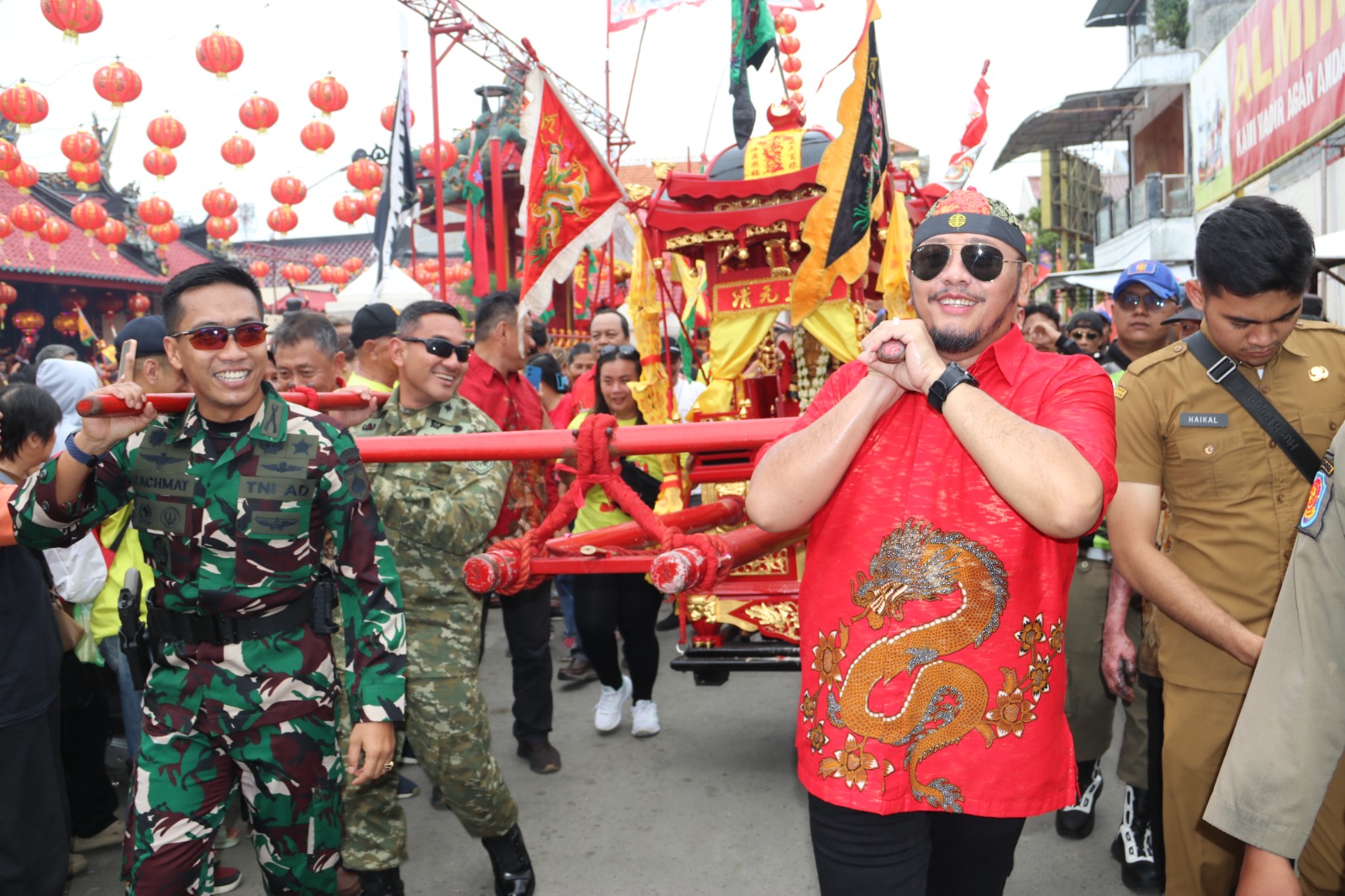 Kirab Gotong Toa Pe Kong Meriahkan Perayaan Imlek di Tegal