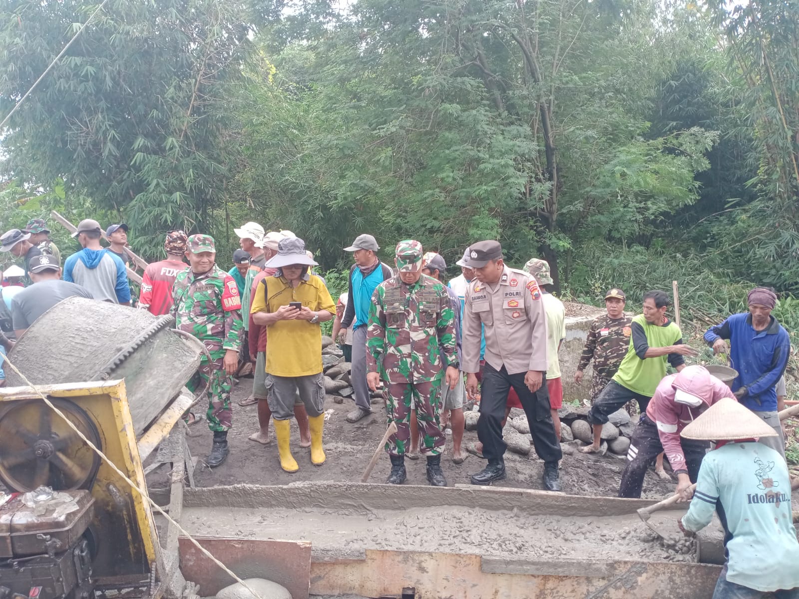 Bangun Jembatan Gantung Desa Banjaragung Kabupaten Tegal, TNI Bersinergi dengan Polri  