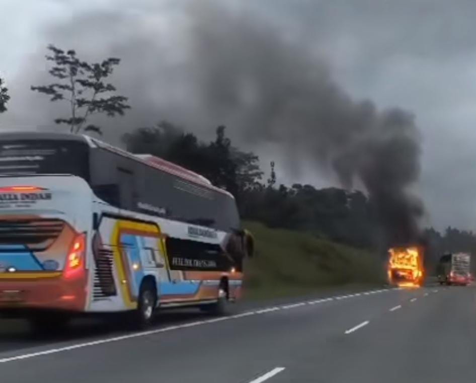 Bus Rosalia Indah Terbakar di Tol Boyolali Jelang Berbuka Puasa, Warga: Saya Kira Rumah Kebakar 