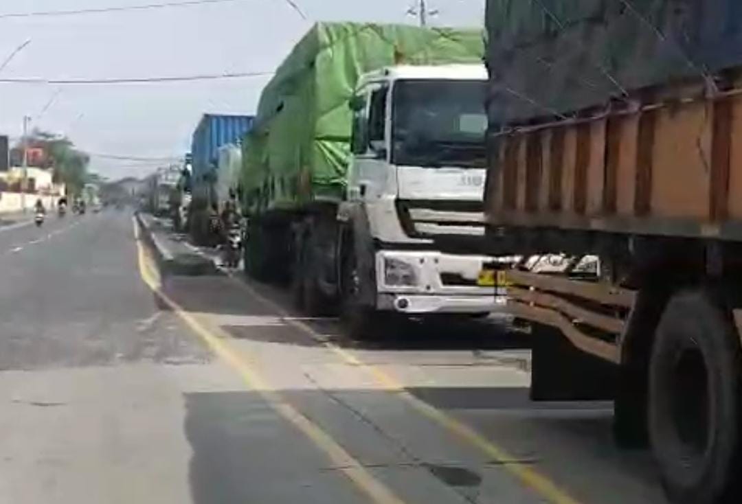 Arus Lalu Lintas di Pantura Tegal Sisi Utara Padat Merayap, Ternyata Ini Sebabnya