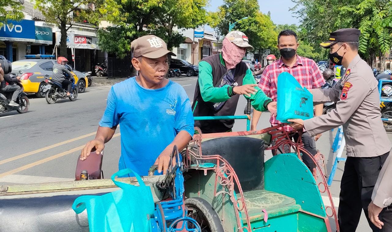 Terdampak Kenaikan BBM, Tukang Becak Abdurahman Terharu Terima Bantuan Sembako 