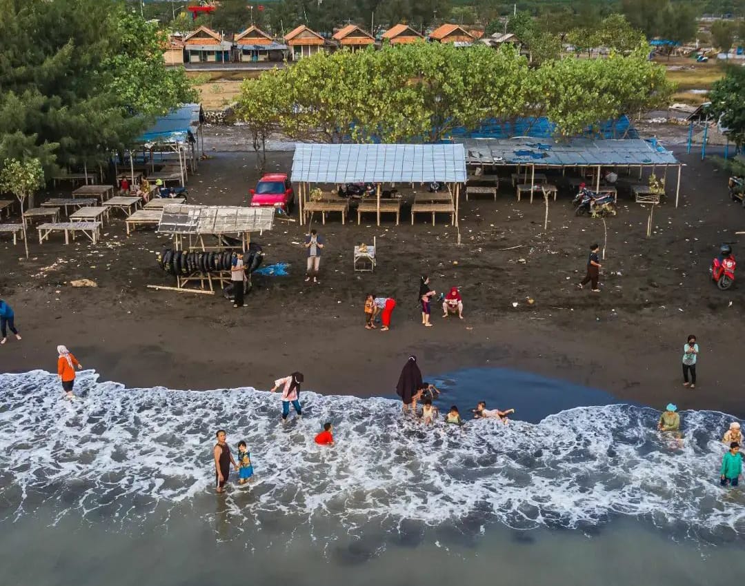 Terletak 10 KM Dari Pusat Kota, Pantai di Brebes Ini Tawarkan Pesona yang Indah