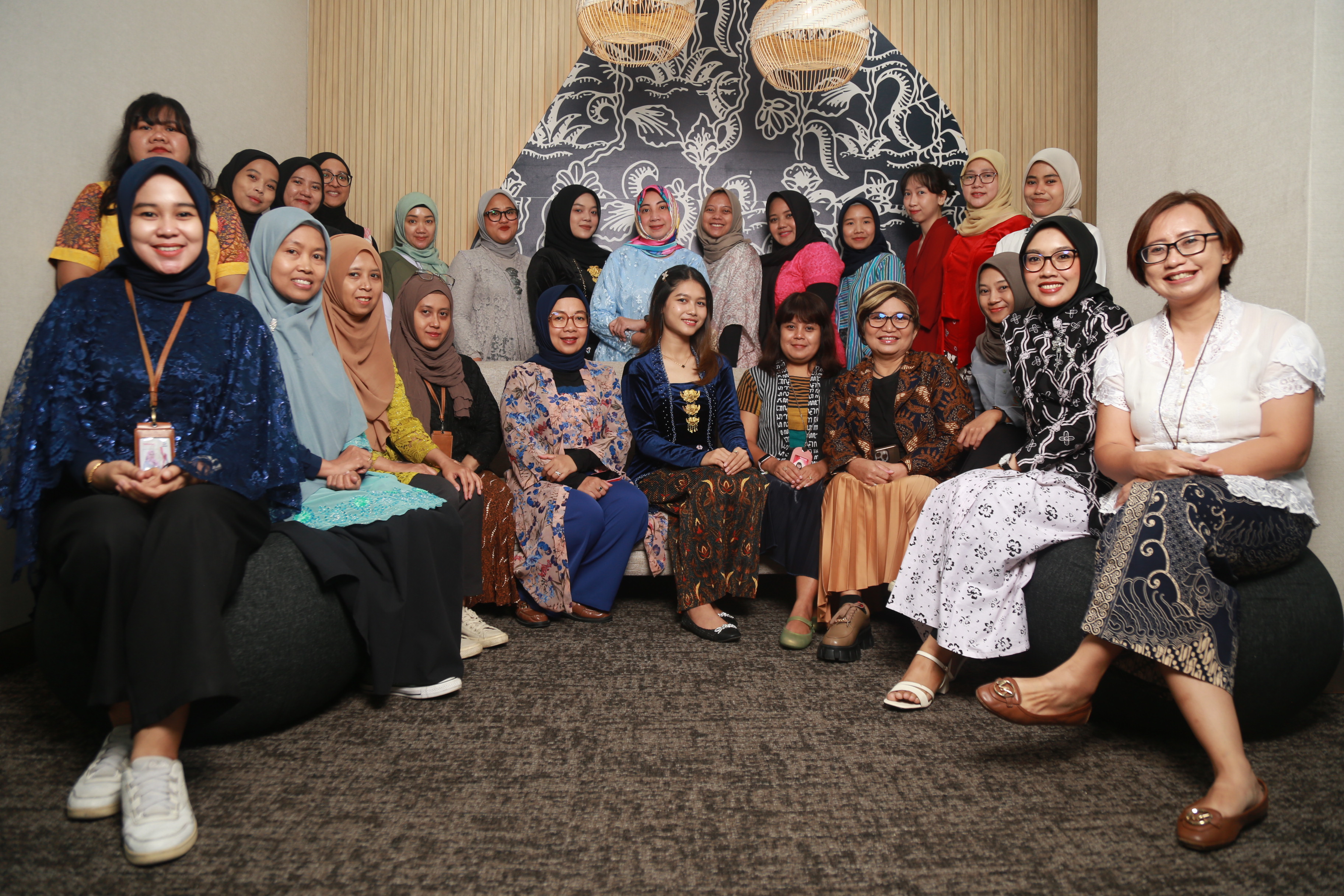 Lestarikan Budaya, Karyawan Telkomsel Regional Jateng dan DIY Kompak Berbatik dan Berkebaya di Hari Kartini 