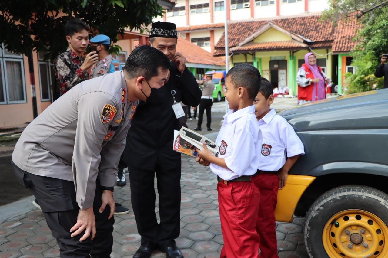 Berkeliling Ajak Siswa SD Gemar Membaca, Kapolres Tegal Kota Ingatkan Pengawasan Penggunaan HP 