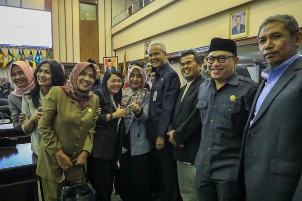 Rapat Paripurna Pengumuman Akhir Masa Jabatan Gubernur Jateng, Ganjar: 1 Dekade Kami Saling Isi dan Koreksi