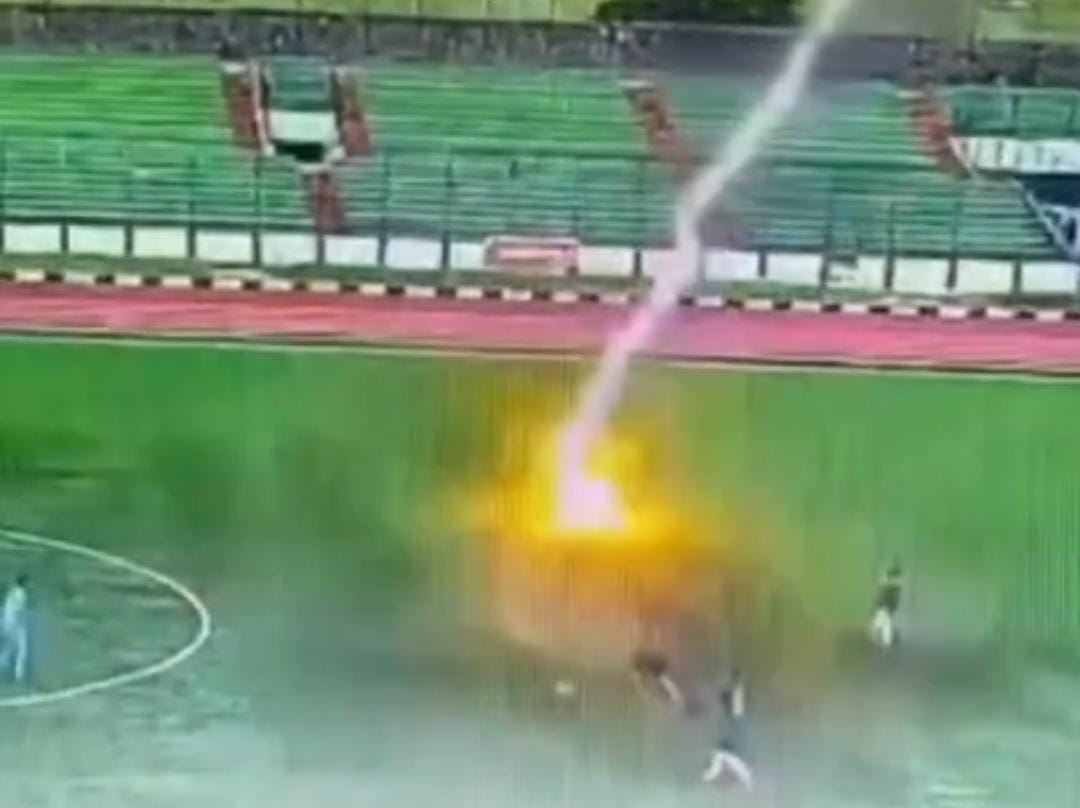 Detik-detik Pria Tersambar Petir Saat Bermain Sepakbola di Stadion Siliwangi Terekam CCTV
