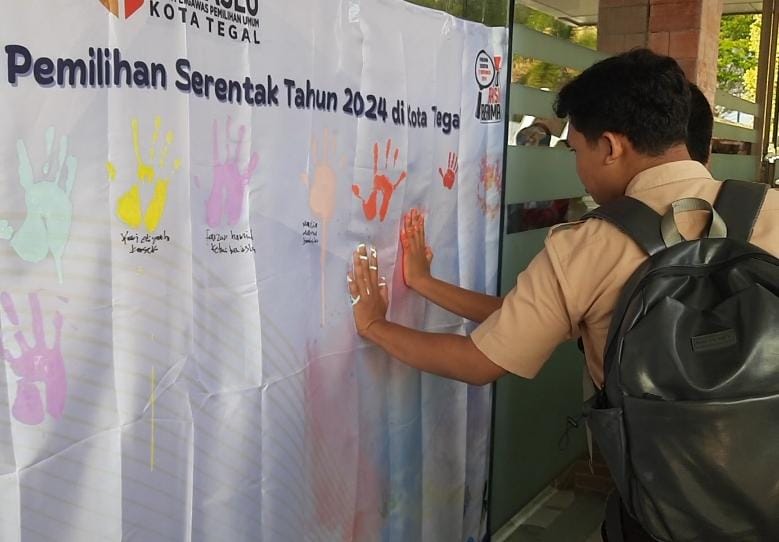 Bubuhkan Cap Tangan di Atas Kain Putih, Gen Z di Tegal Siap Suksekan Pilkada 2024 dan Jadi Pemilih Cerdas