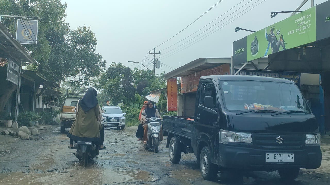 Prihatin Jalan Rusak, Warga Losari Brebes Swadaya dan Kumpulkan Donasi Hingga Rp17 Juta