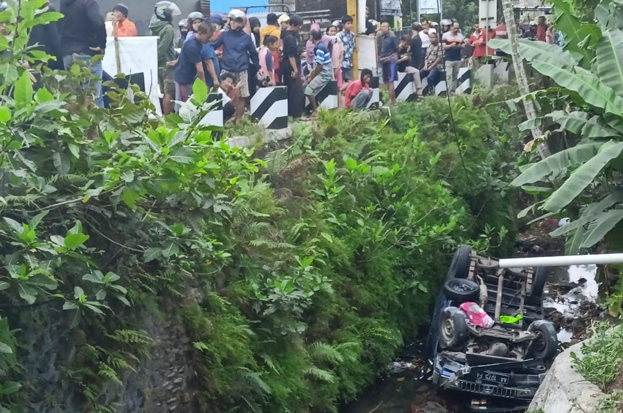 Banting Setir ke Kanan, Toyota Kijang Terjun ke Sungai Sedalam 4 Meter 