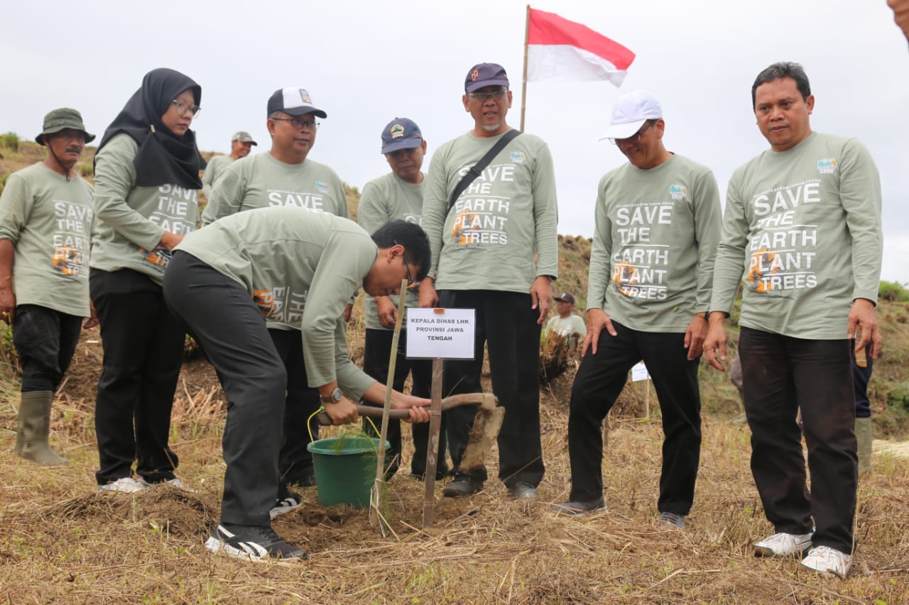 Lindungi Kawasan Resapan Air, 15 Ribu Bibit Pohon Ditanam di Desa Sumbaga Kabupaten Tegal  