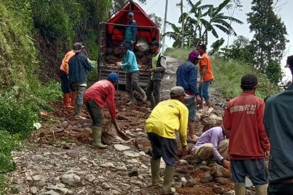 Viral, Jalan Rusak di Desa Simego Pekalongan, Netizen: Jalan Menuju 'Akhirat'