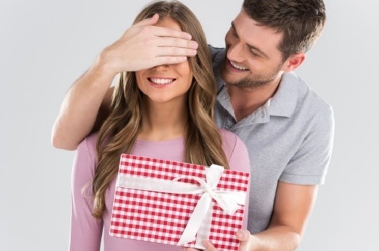 Percaya atau Tidak? Mitos Hadiah yang Tidak Boleh Diberikan Kepada Pasangan