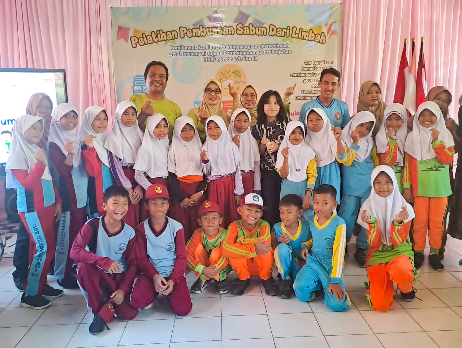 Pelajar dari Sekolah Amerika Beri Pelatihan di SDN Gembongdadi 01 Tegal, Sulap Minyak Jelantah Jadi Sabun