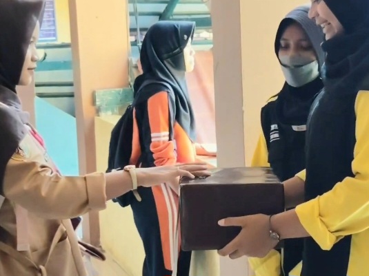OSIS SMK Satya Praja 2 Petarukan Pemalang Salurkan Dana Hasil Donasi 